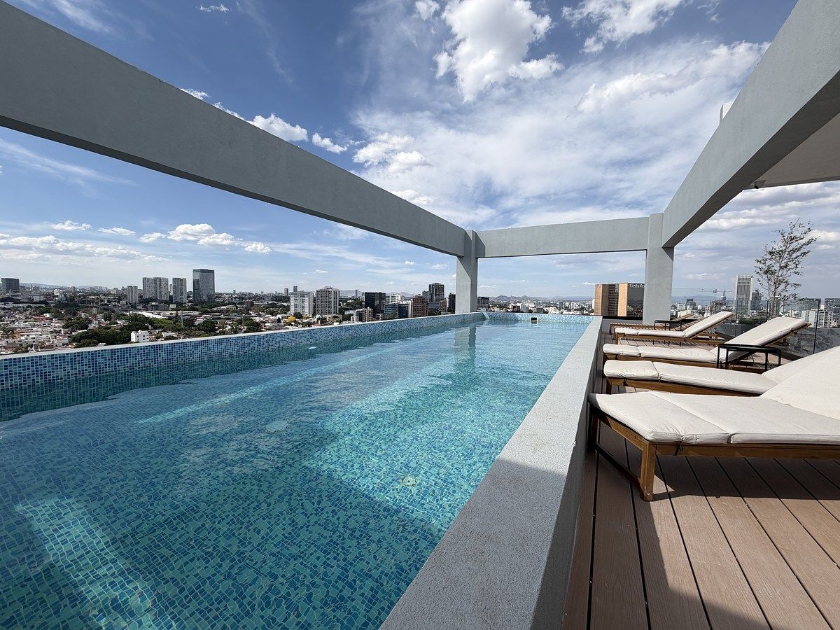 13 de 19: Alberca y asoleadores