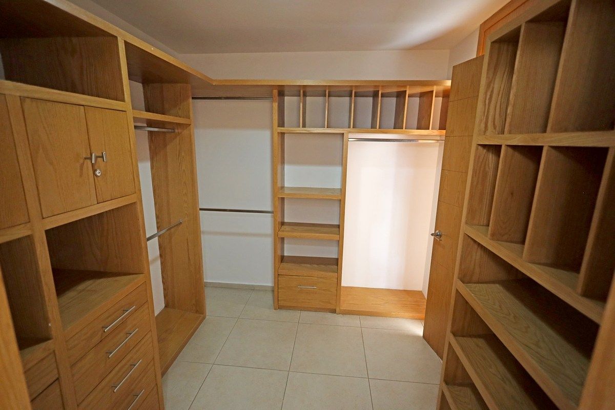 13 of 24: Amplio Vestidor