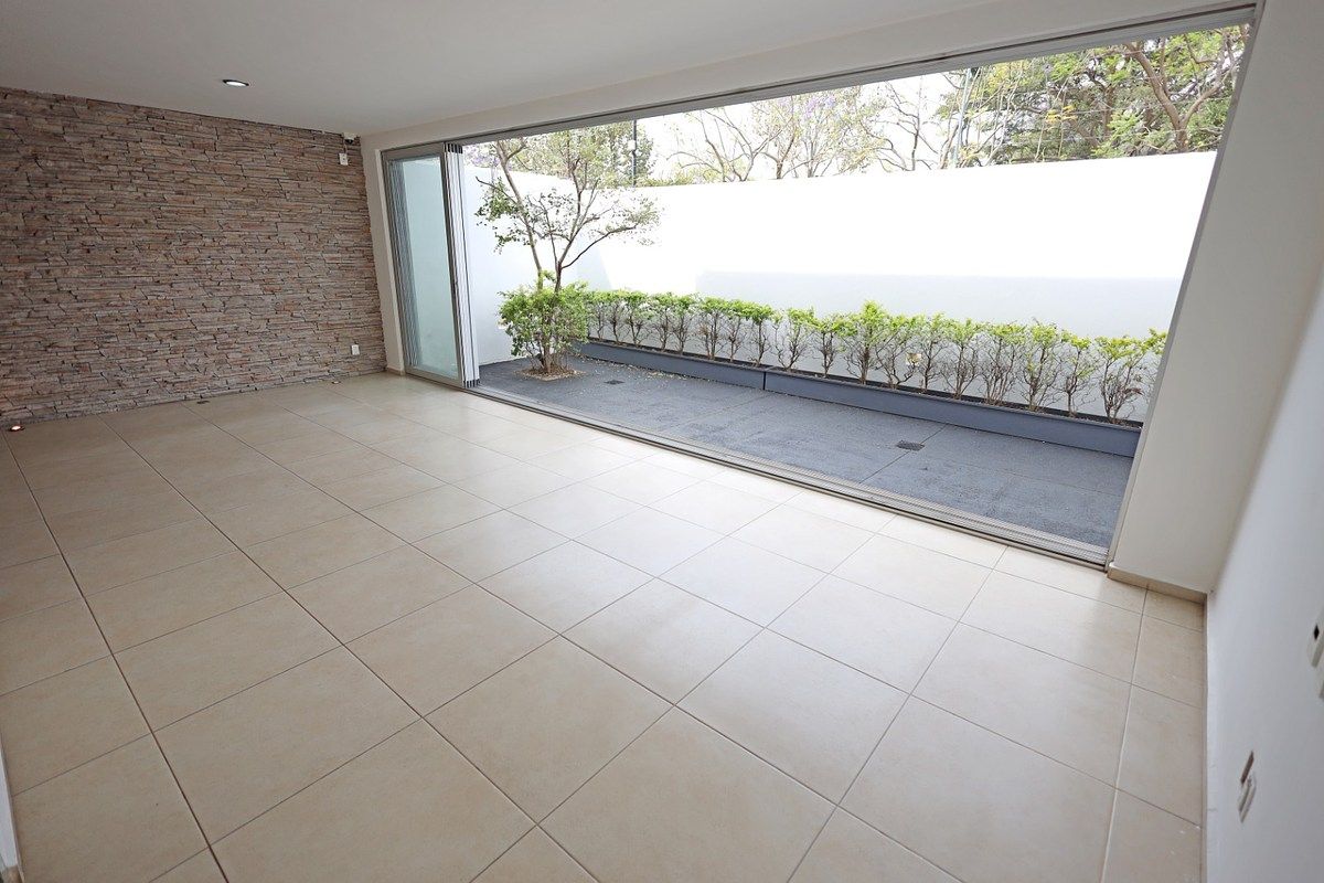 5 of 24: sala/comedor y terraza