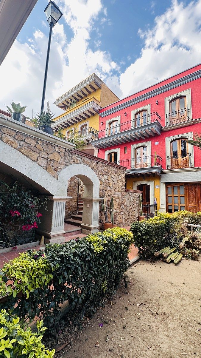 7 de 21: Footpath to apartment, 8 steps down from the parking area