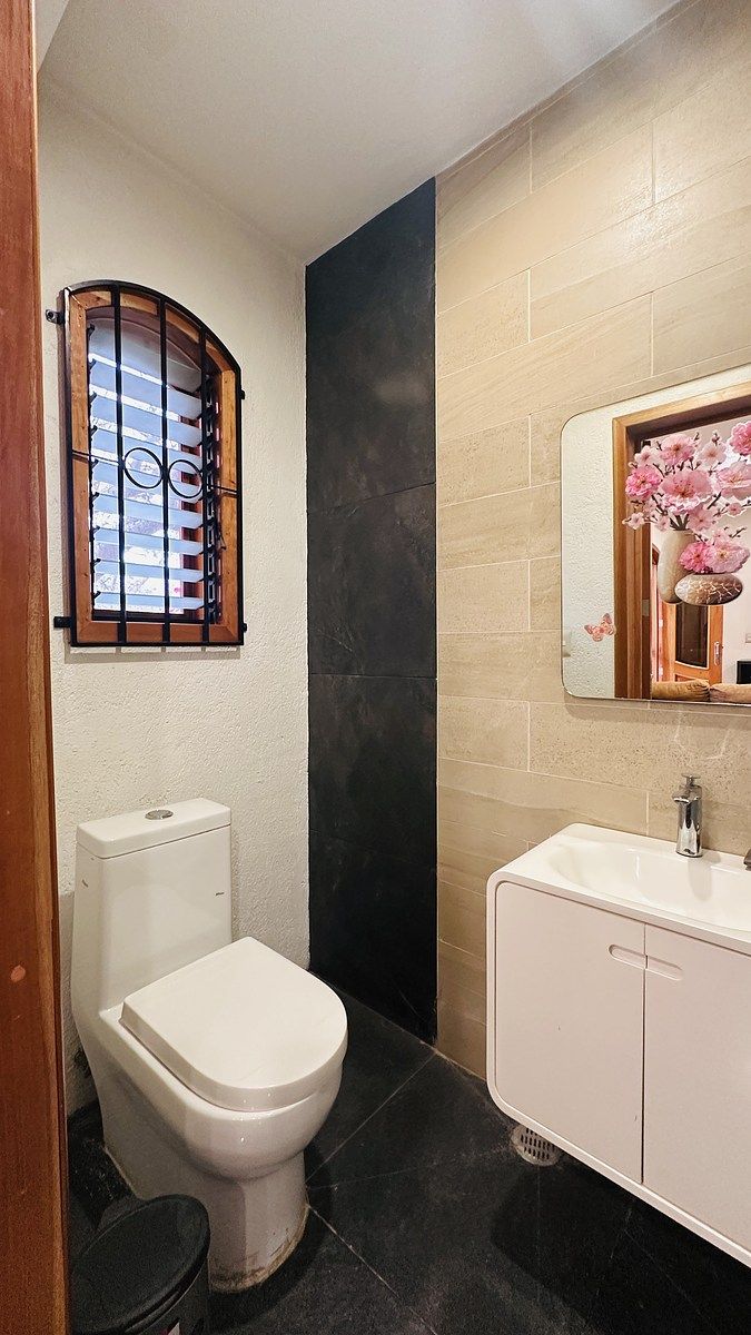 13 de 21: Half bath of living room for visitors