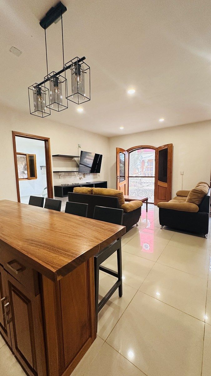 1 de 21: Ample kitchen space with open plan living / dining areas