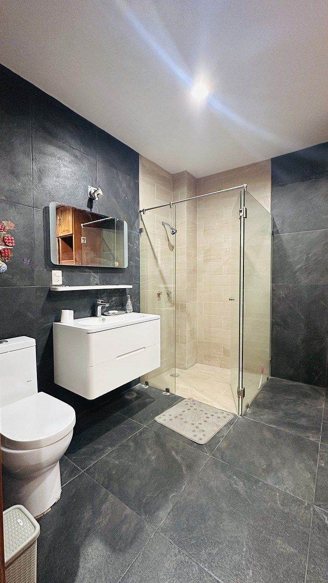 17 de 21: Spacious bathroom of bedroom (1)