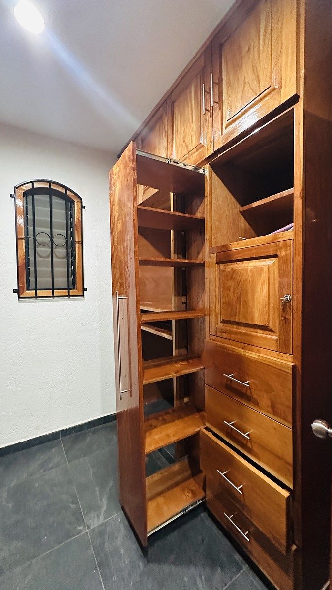 14 de 21: Large walk - in wardrobe