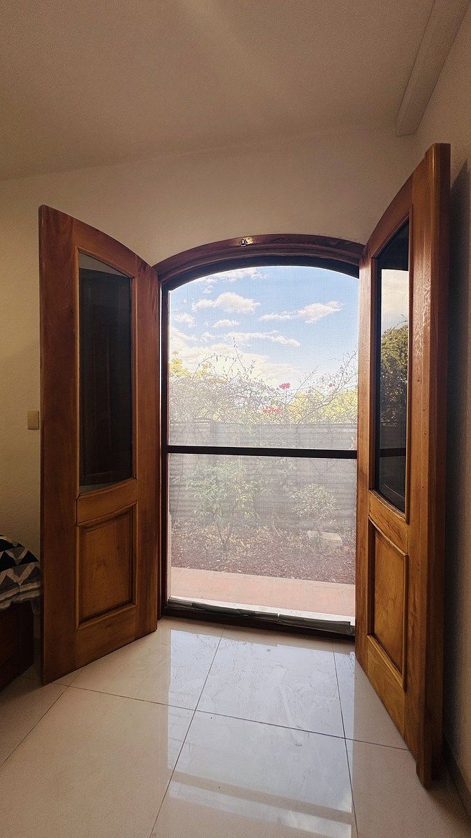 19 de 21: View into the garden - all windows have mosquito protection
