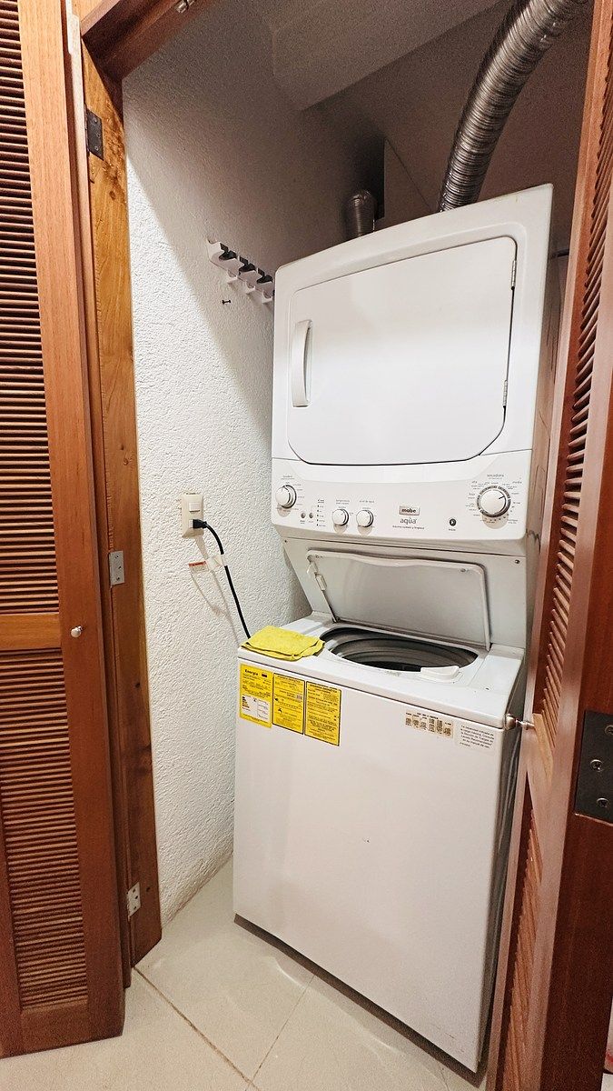 6 de 21: Washer / Dryer tastefully hides behind doble doors