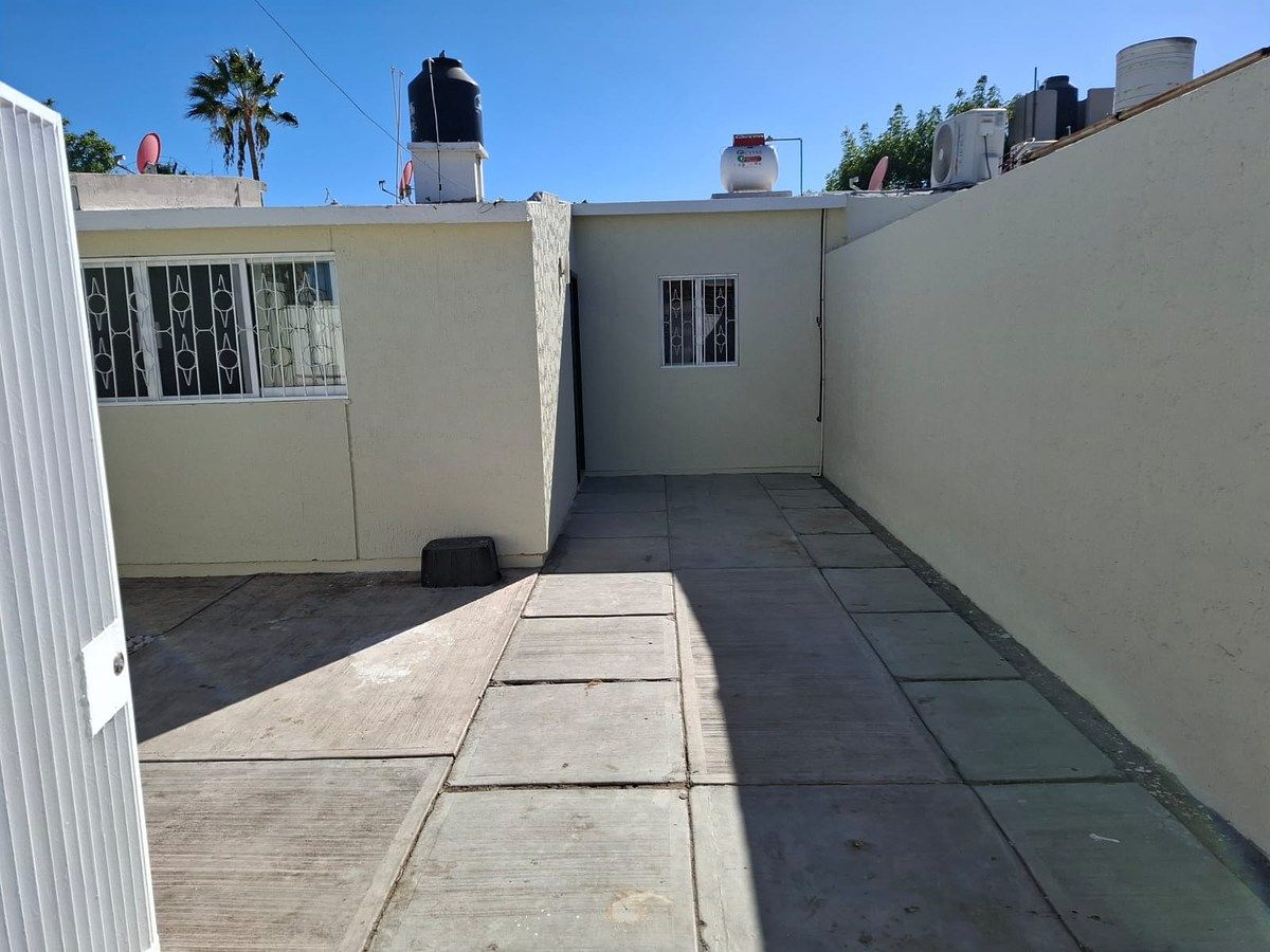 9 de 12: cochera y  entrada