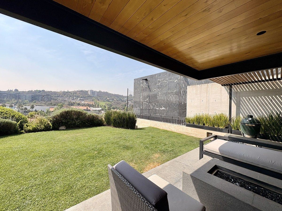 8 of 24: Jardín con vista