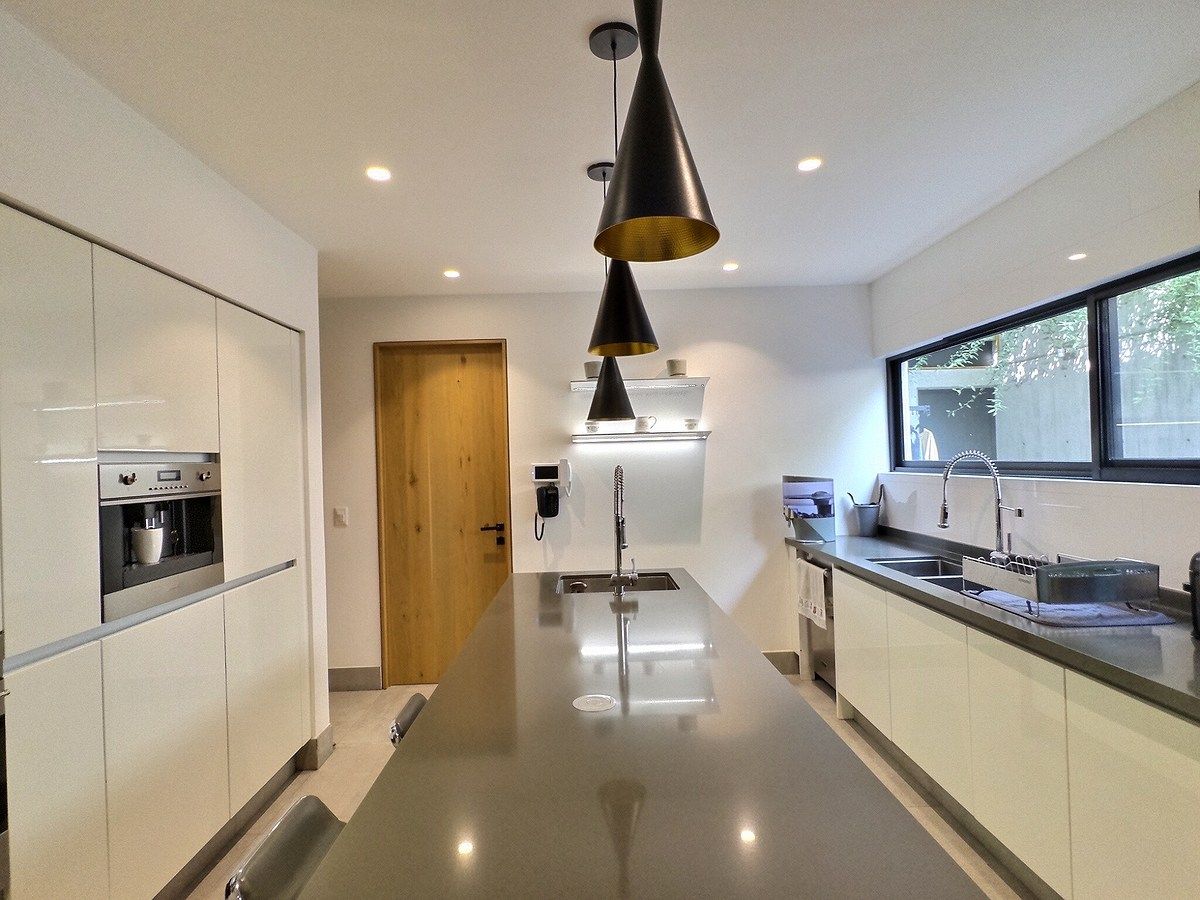 11 of 24: Cocina amplia e iluminada