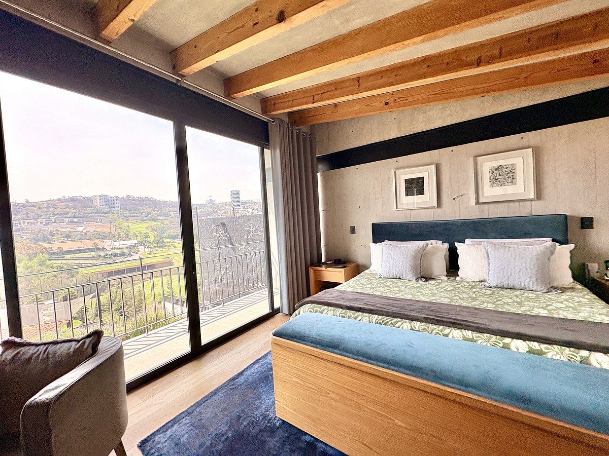 17 of 24: Recámara principal con gran iluminación