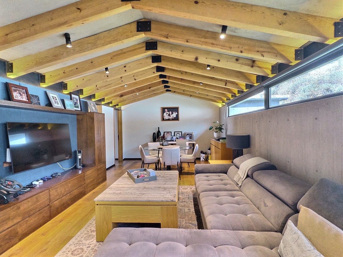 23 of 24: Family room amplio con detalles de madera en el techo