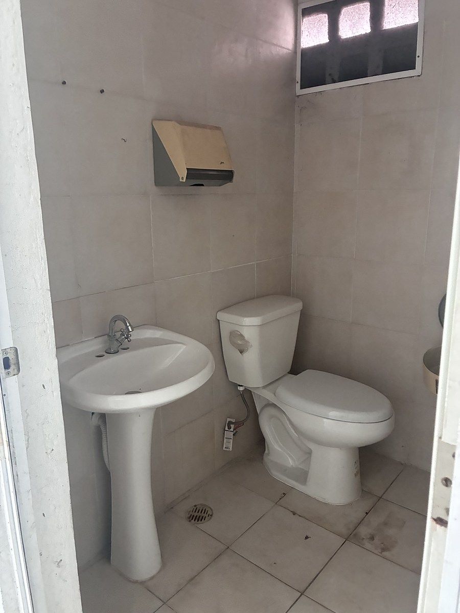 16 de 31: baño en bodega