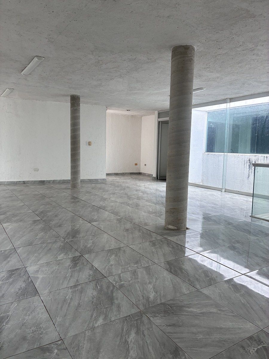 22 de 31: patio de oficinas