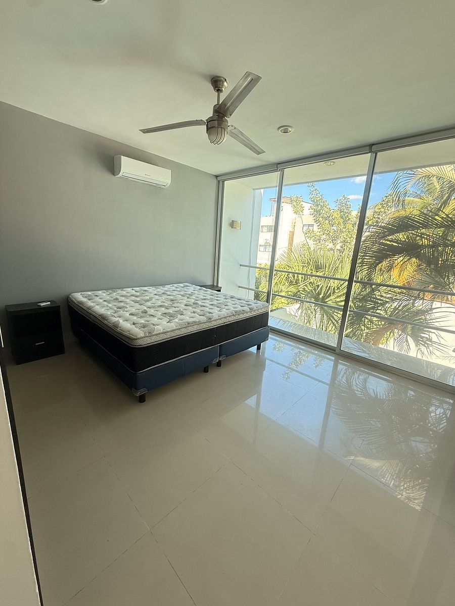 9 de 17: Recamara 1 con closet, baño y balcón con vista a la alberca