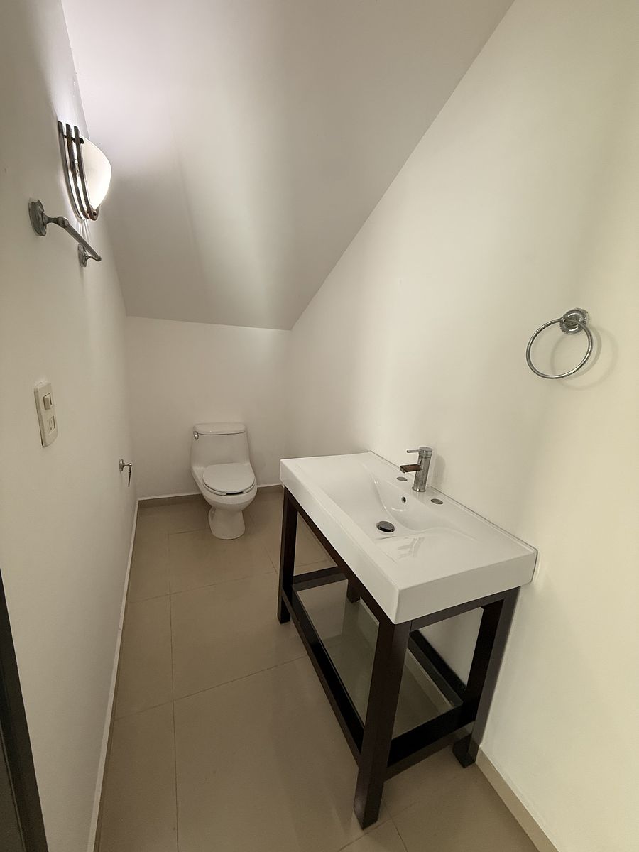 16 de 17: Medio baño en sala comedor