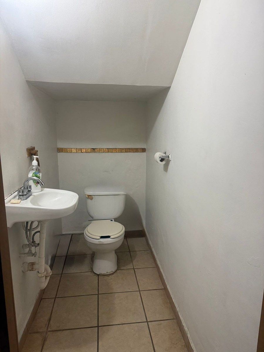 6 de 13: Medio Baño