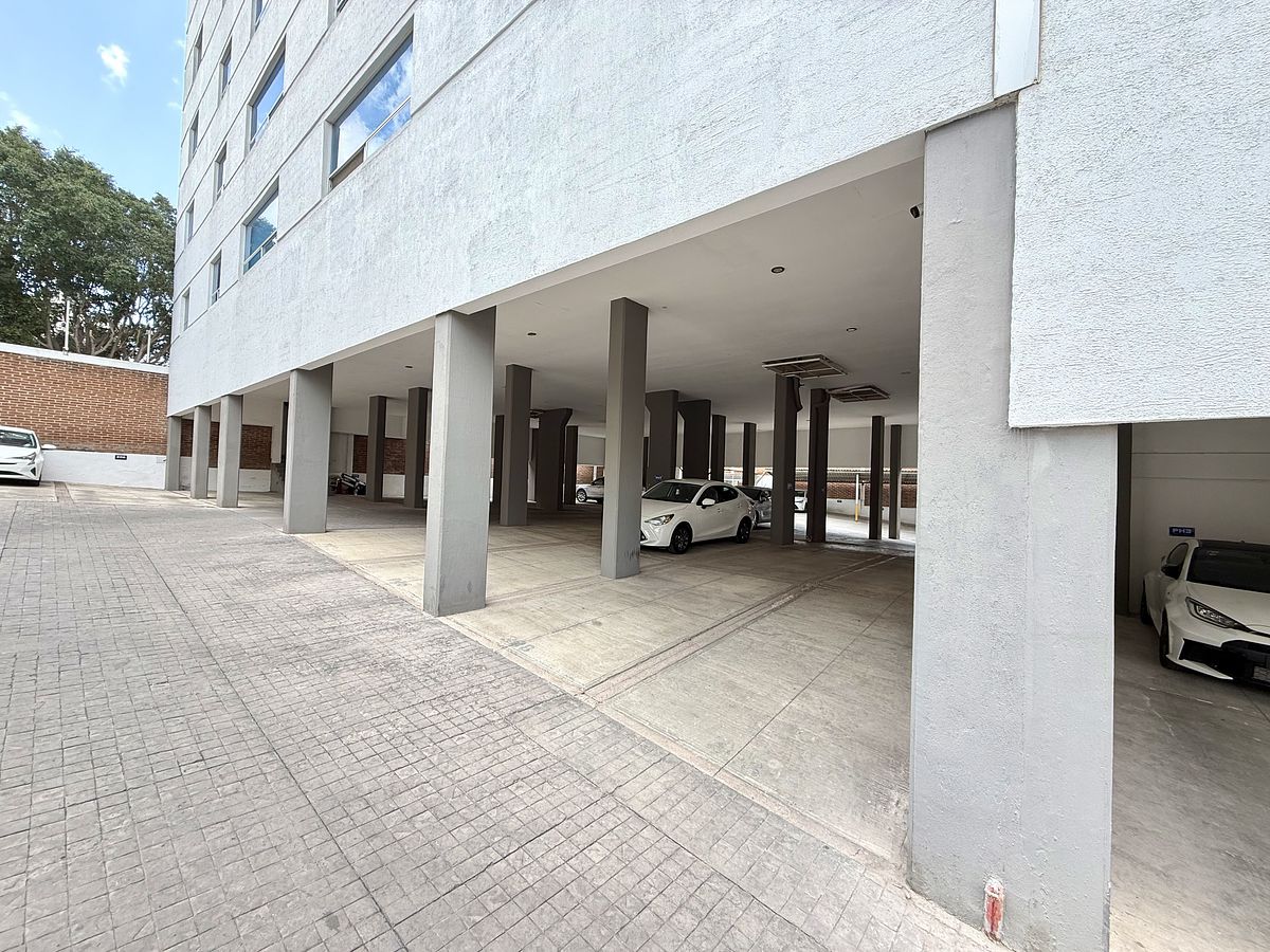 21 de 23: Estacionamiento