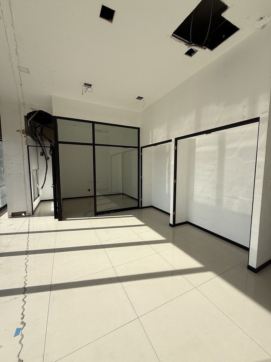 9 de 13: Oficina privada y dos módulos