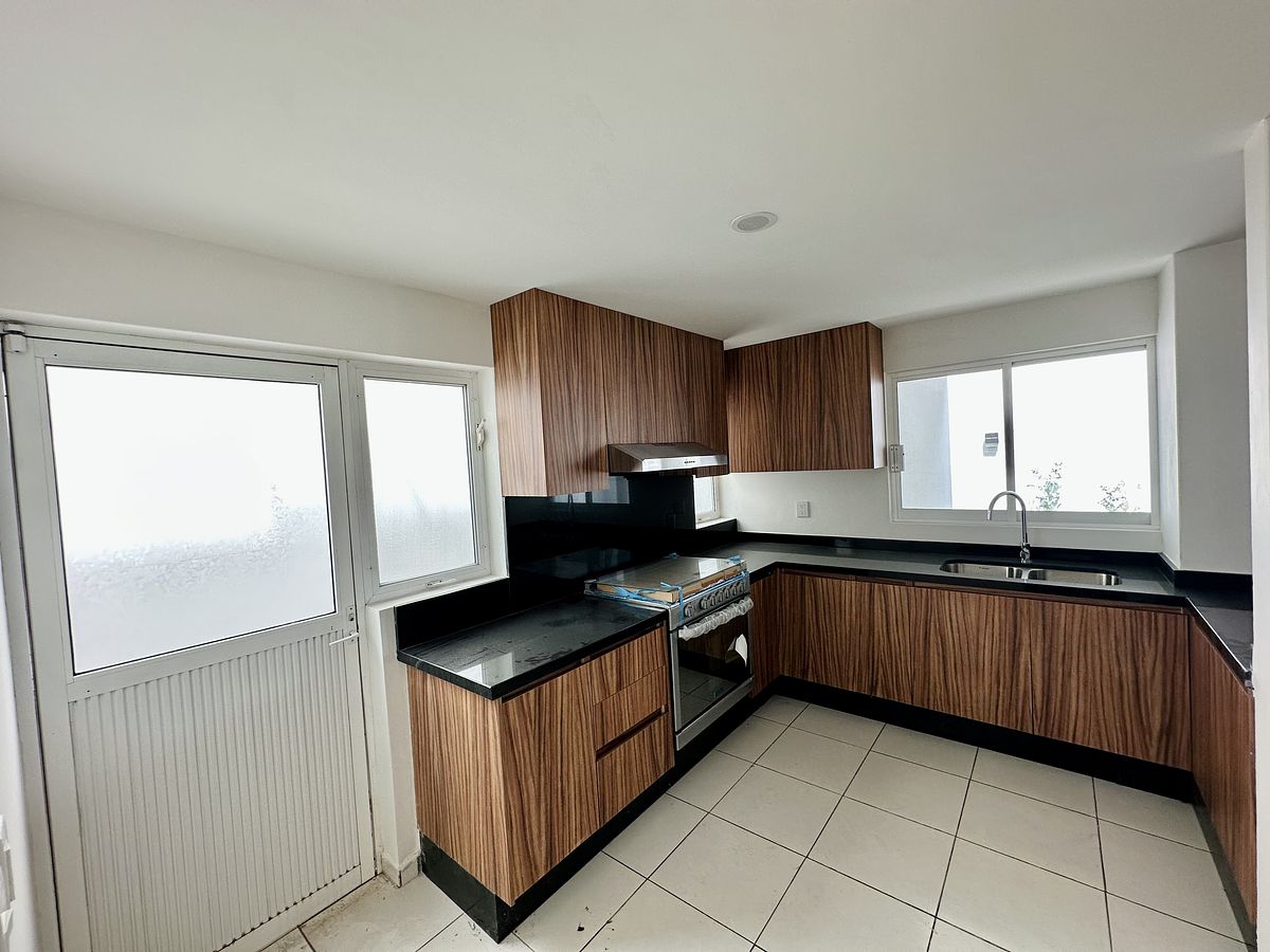 8 de 24: COCINA NUEVA EQUIPADA