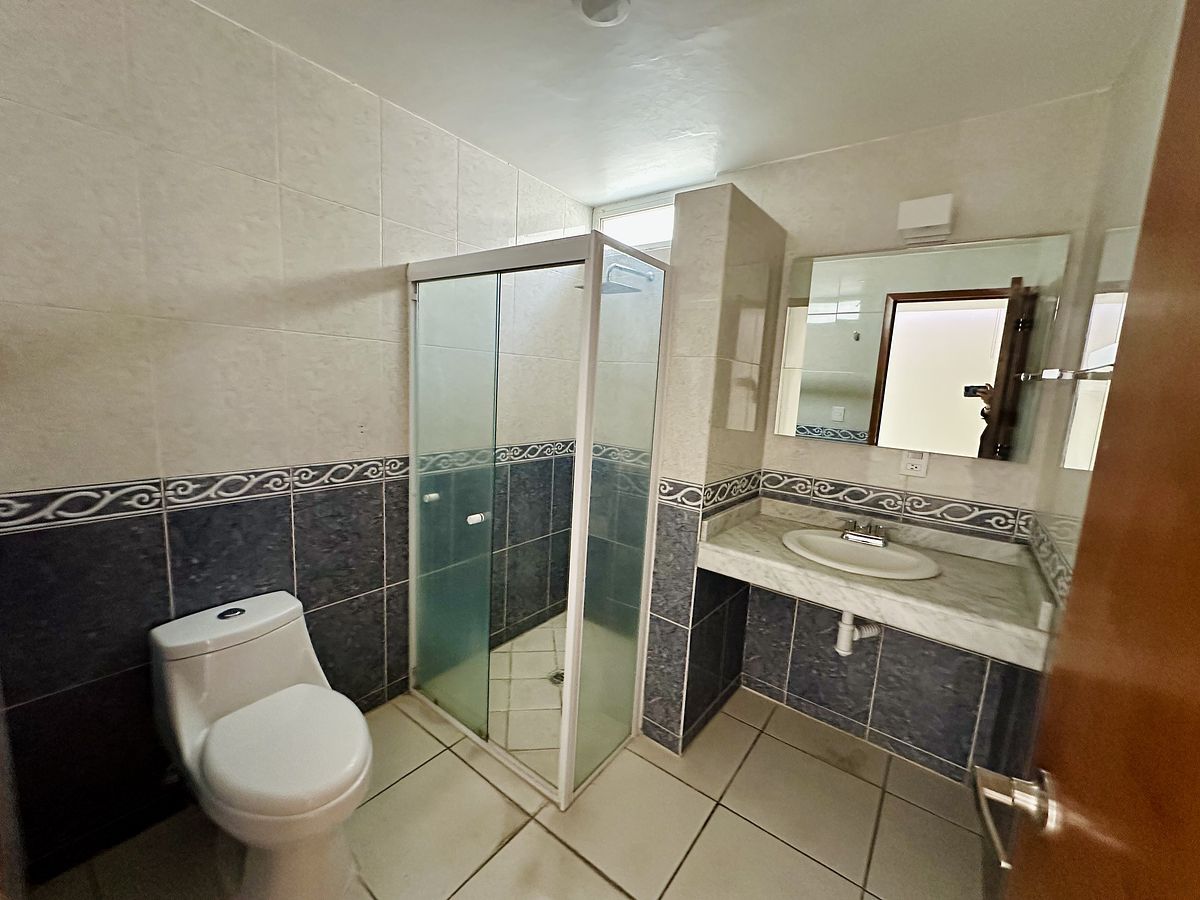 18 de 24: BAÑO COMPLETO COMPARTIDO