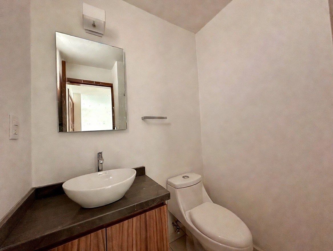 6 de 24: MEDIO BAÑO DE VISITAS