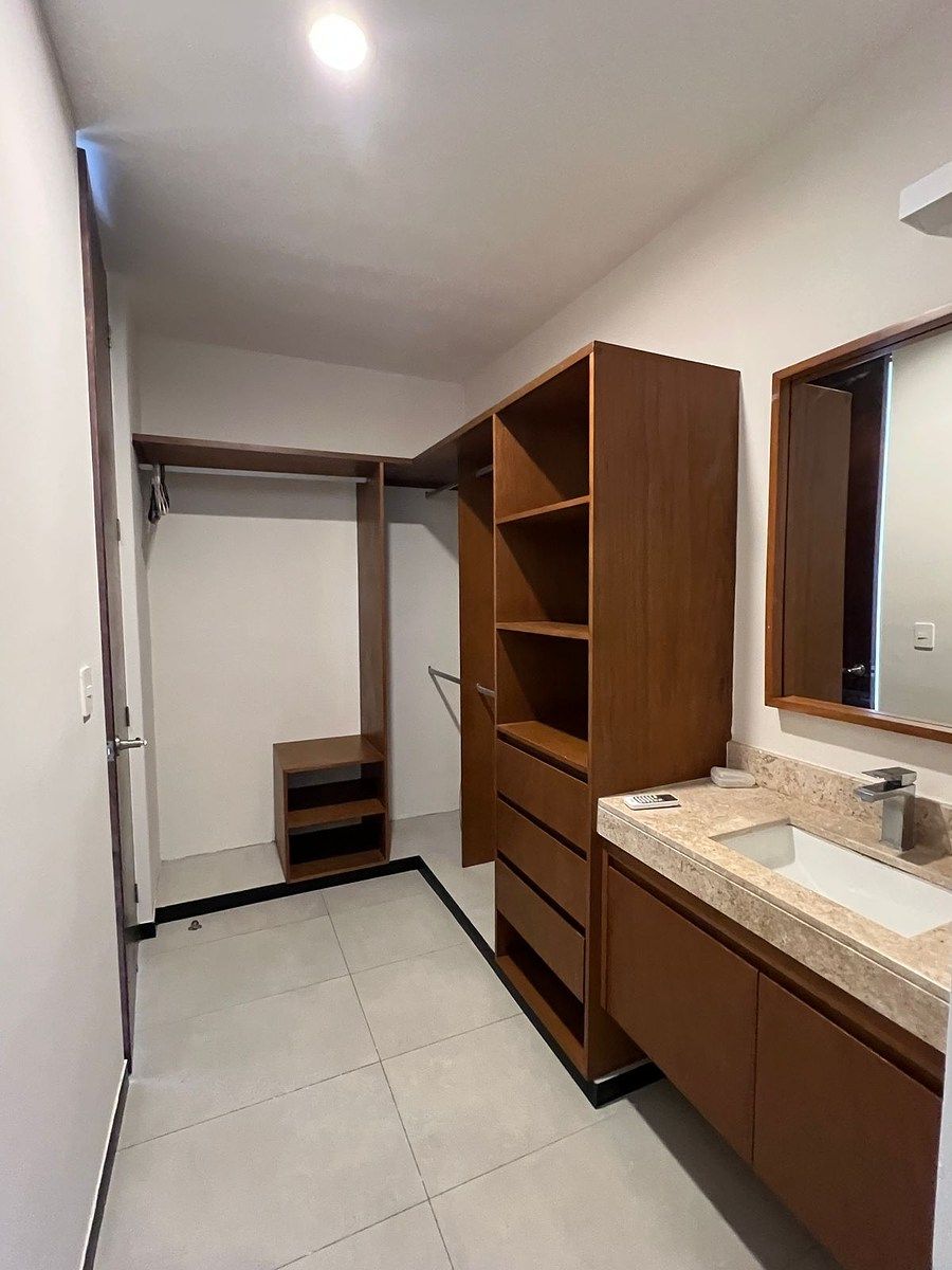 11 de 18: CLOSET VESTIDOR