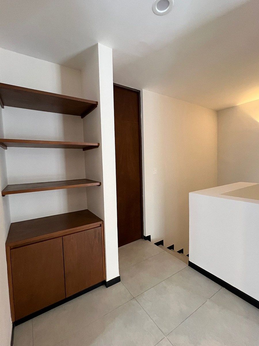 6 de 18: CLOSET BLANCOS PLANTA ALTA