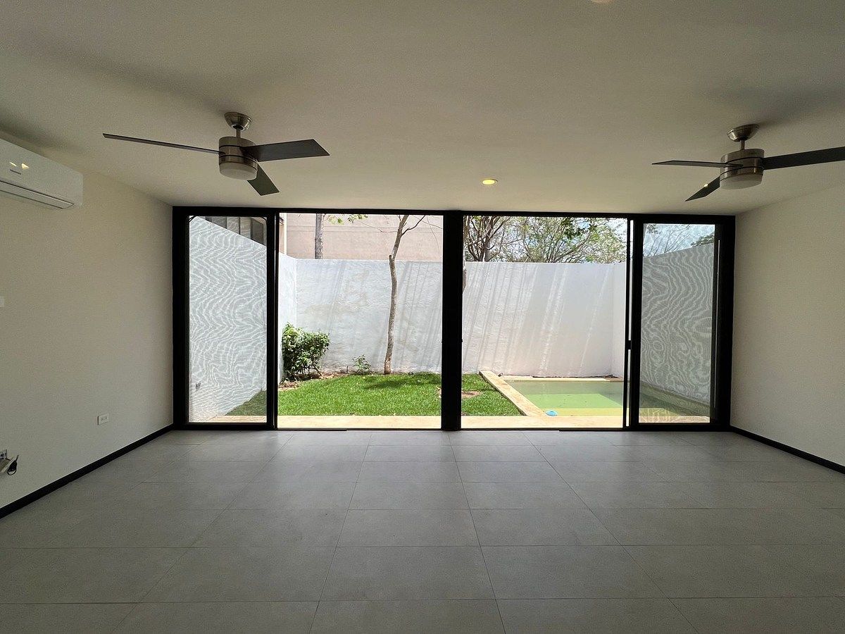 4 de 18: Sala comedor con vista al patio