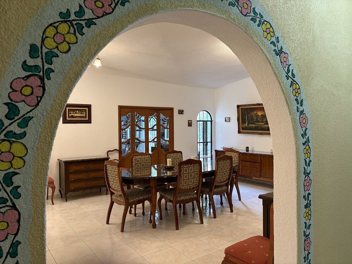 14 de 27: Arco que comunica comedor con el pasillo hacia las recamaras