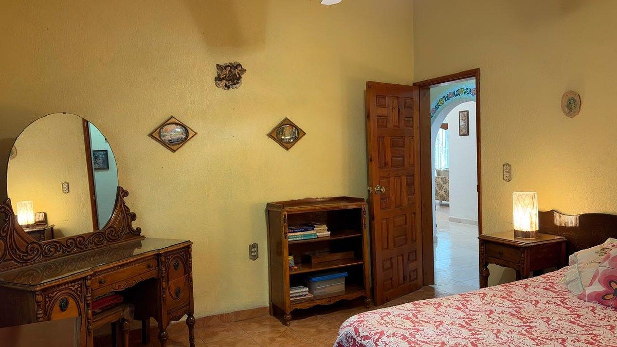 16 de 27: Recámara y puerta que comunica con el pasillo.