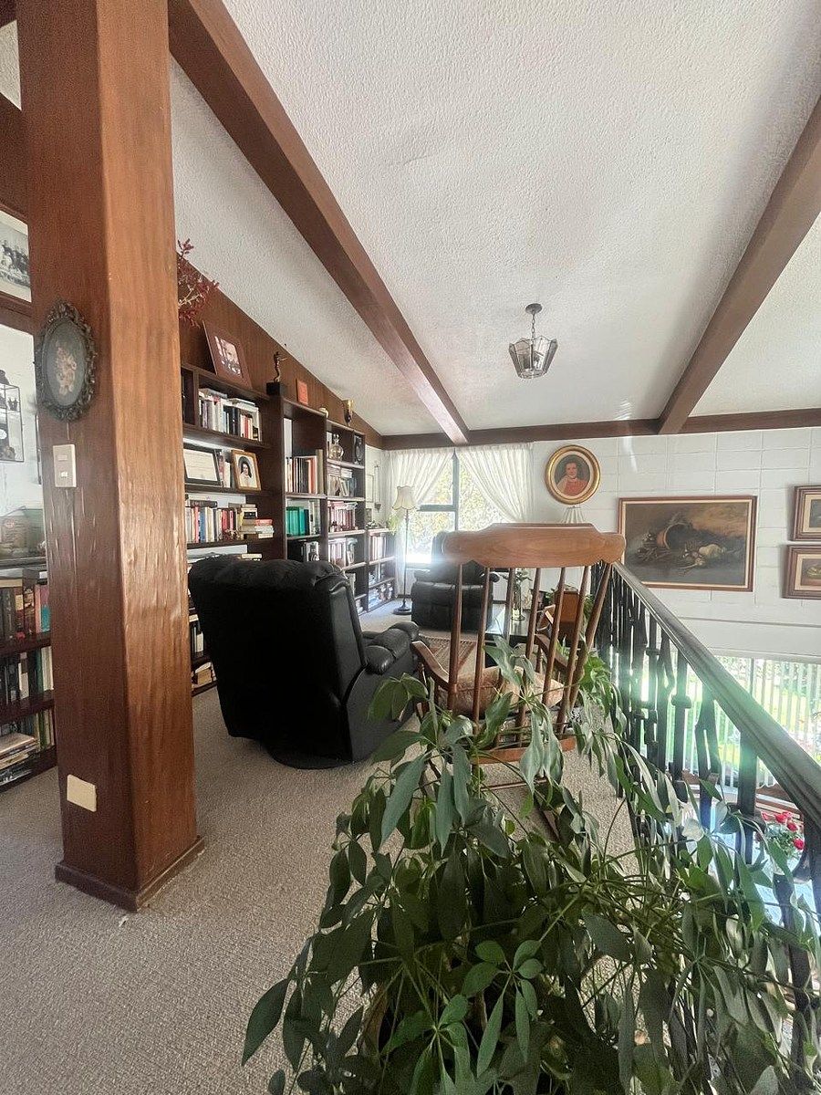 4 of 28: salita de tv de recamara principal