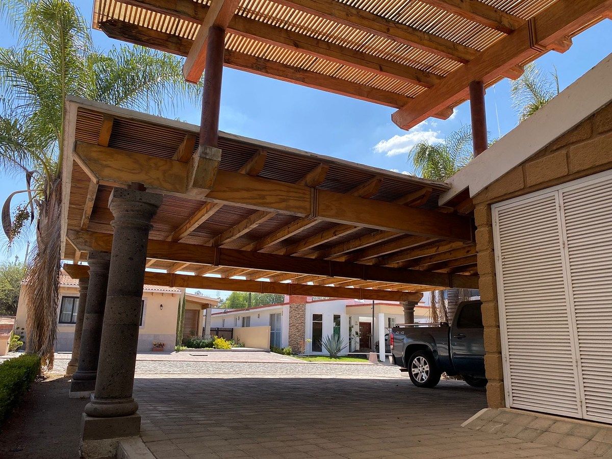 2 de 20: Estacionamiento Techado