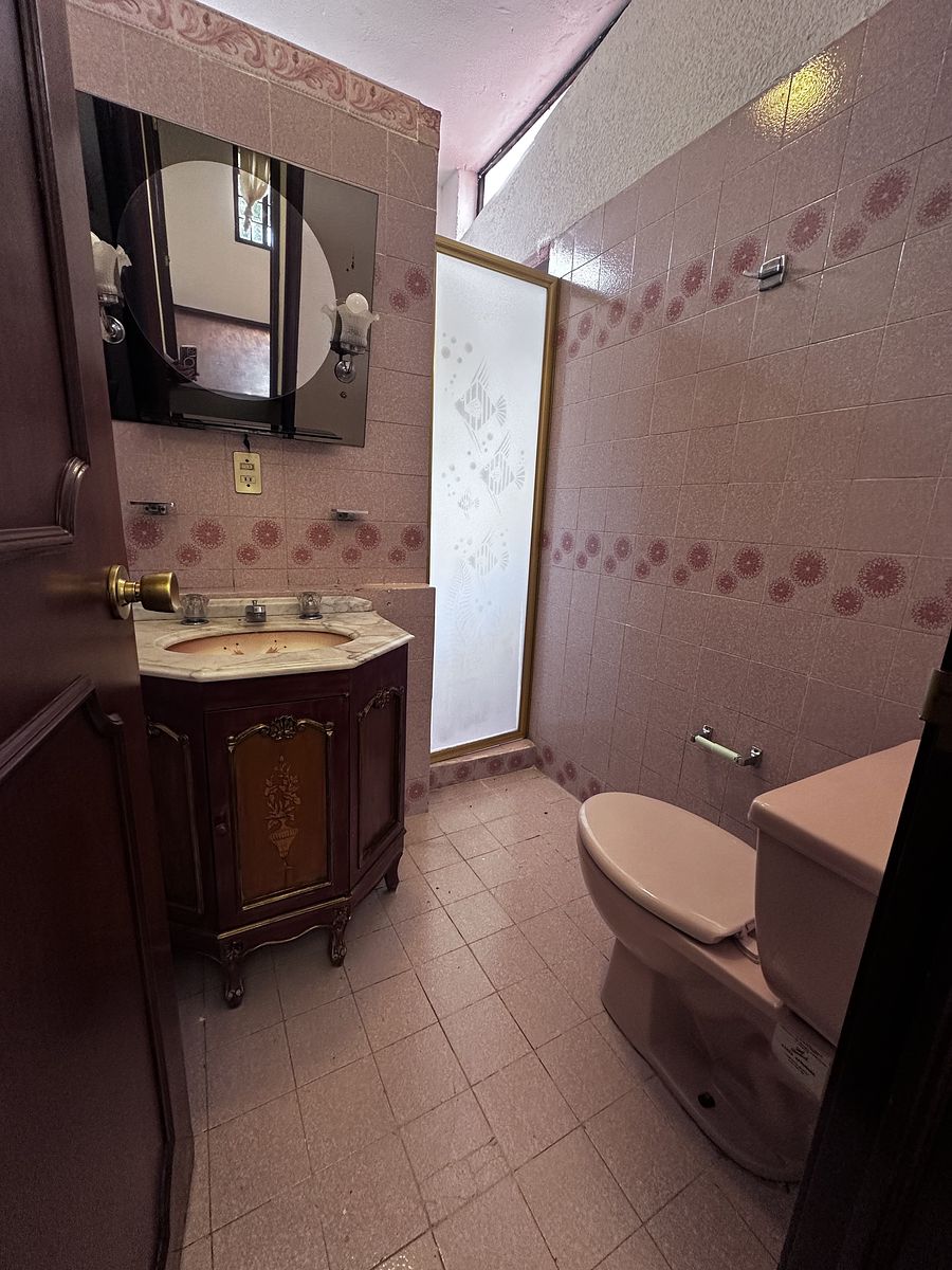 18 de 37: Baño family