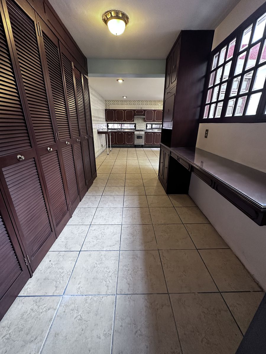 7 de 37: Desayunador y despensa