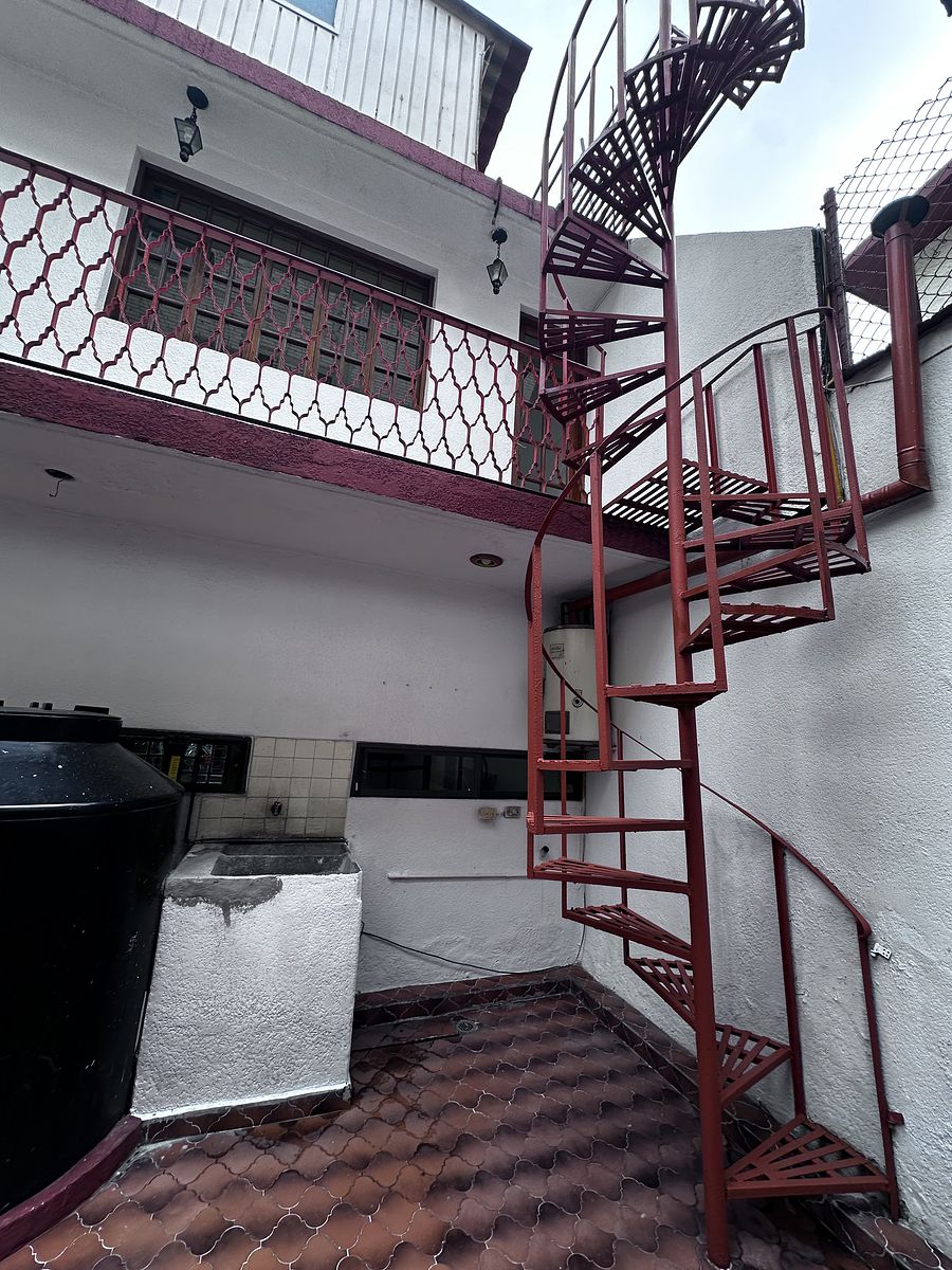 33 de 37: Escaleras externas