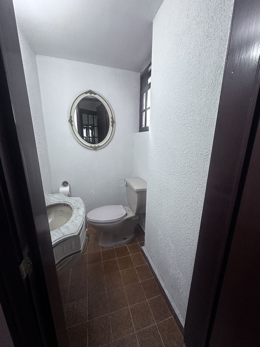 12 de 37: Medio baño