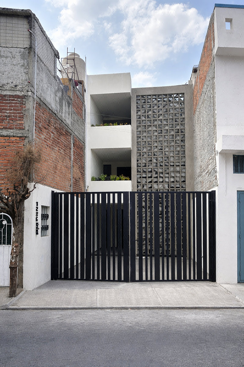 Edificio con 3 departamentos en venta calle Sánchez de Tagle, Morelia