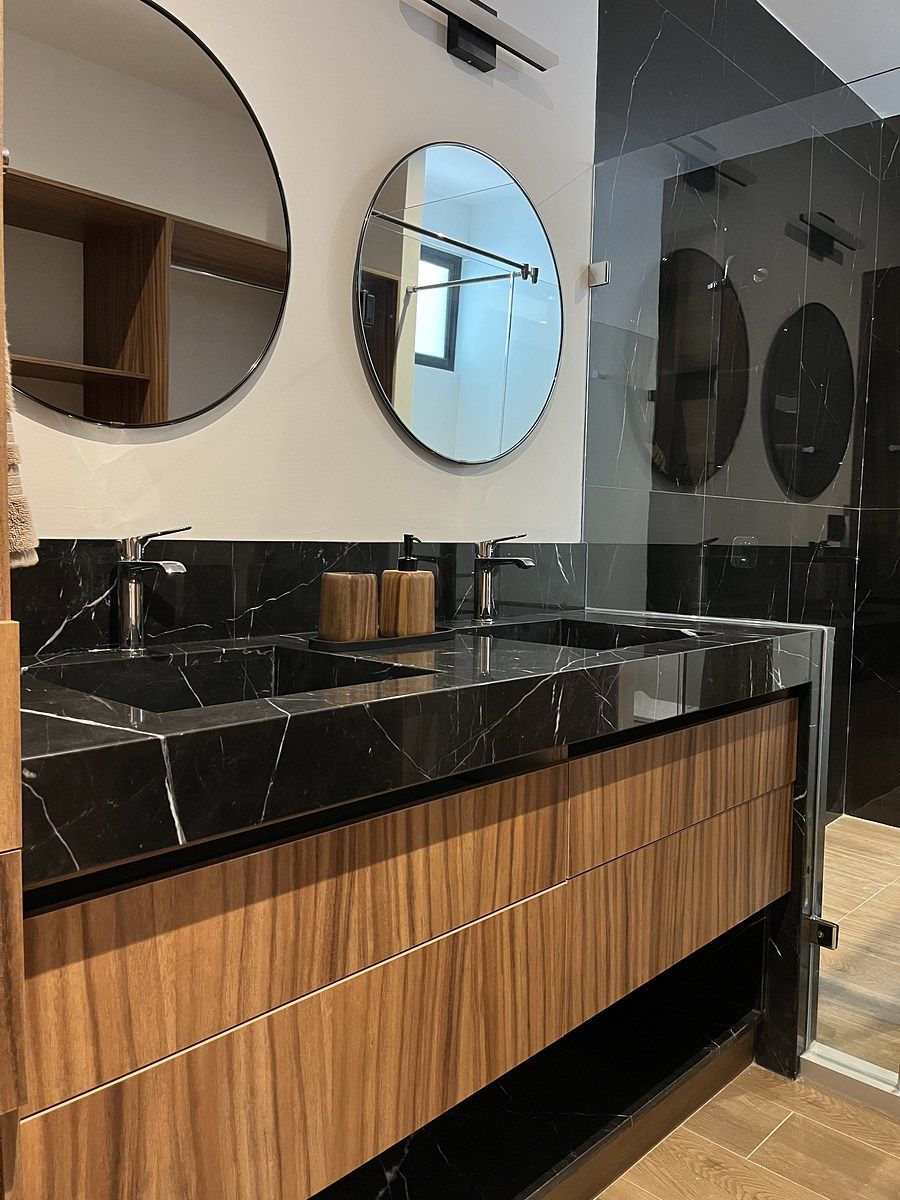 24 de 42: Detalles y equipamiento baños Modelo Elegance Colores Obscur