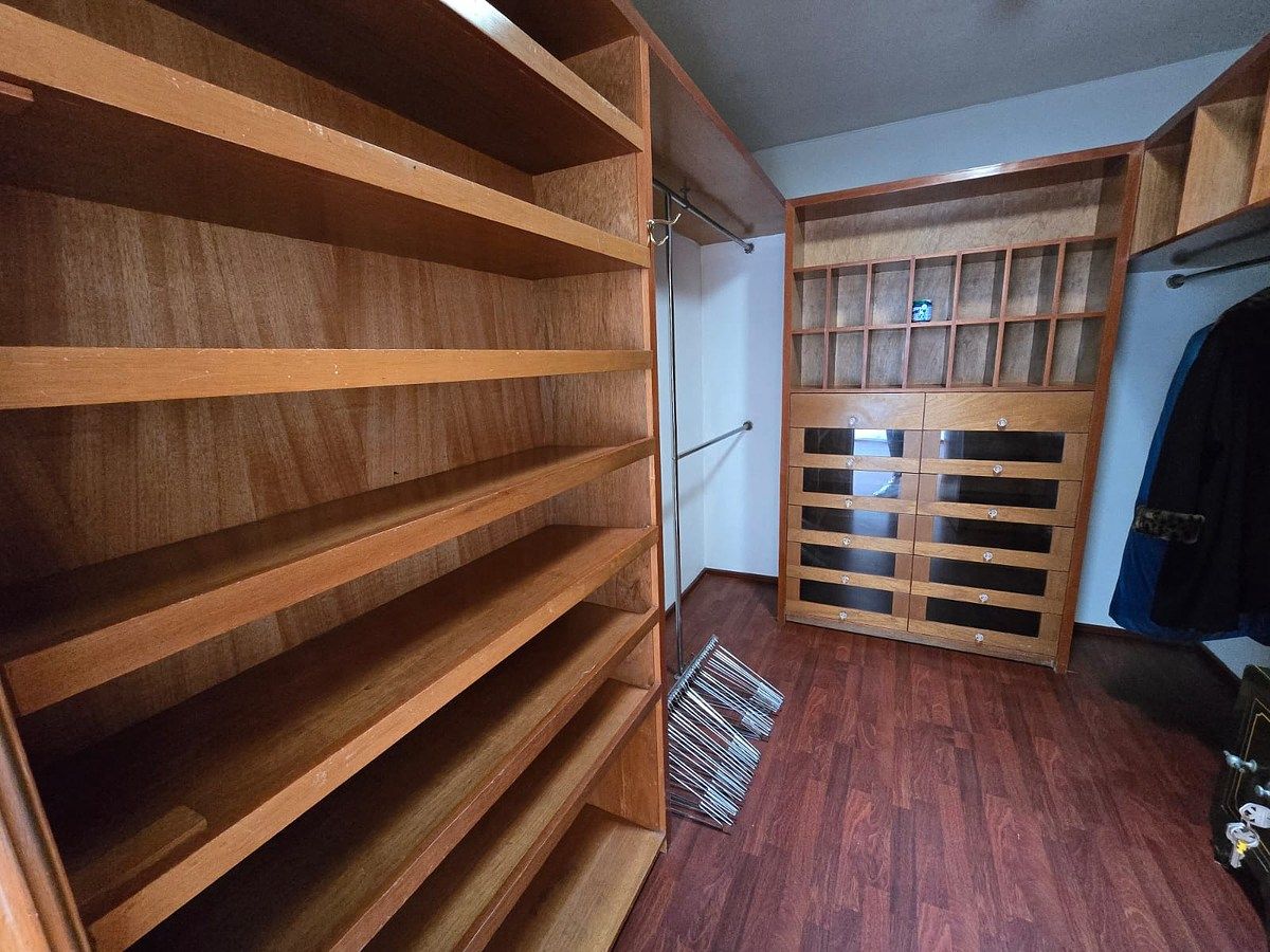 15 of 38: vestidor de la recámara principal