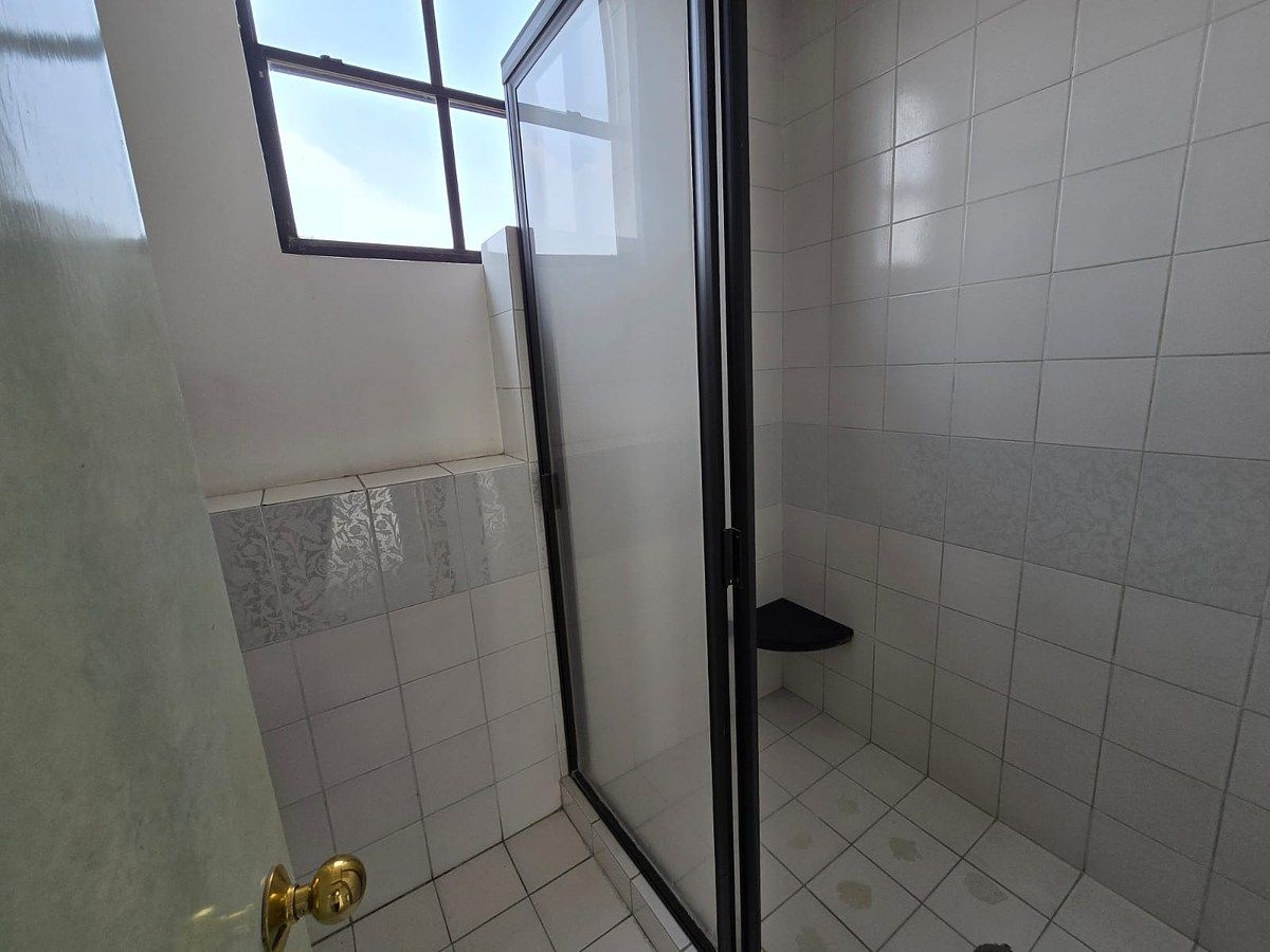 21 of 38: baño de tercer recámara