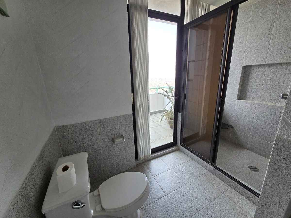 26 of 38: baño de la tercer recámara