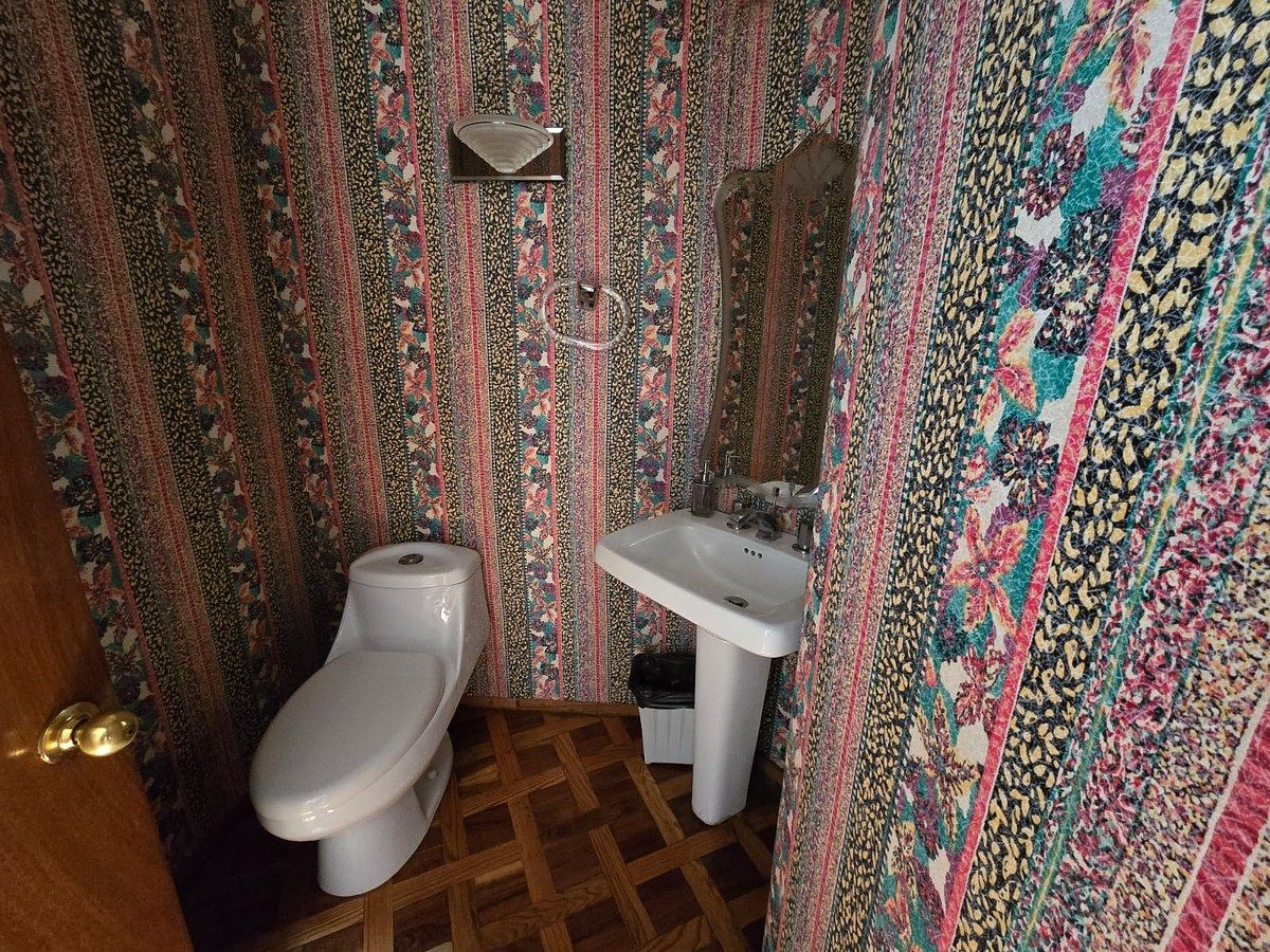 24 of 38: baño de visitas