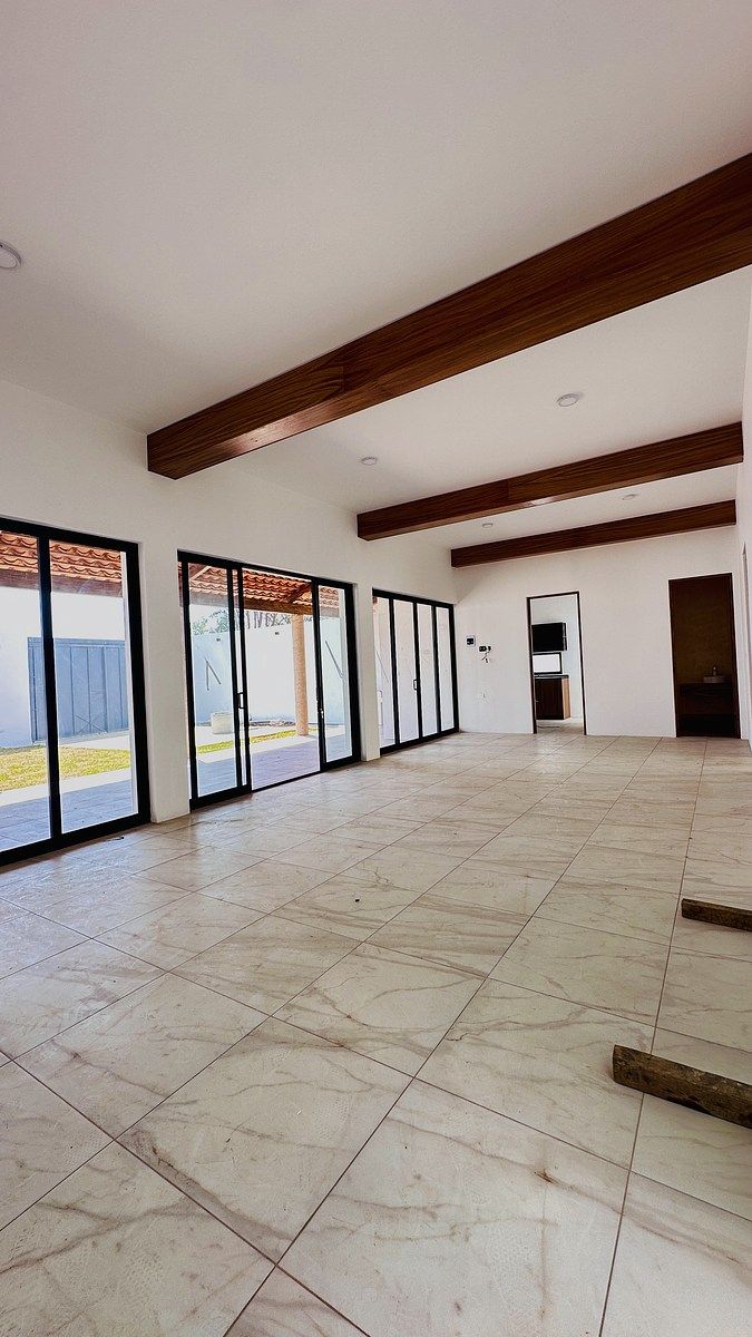 6 of 36: Área social - comedor y sala con salida directa al corredor