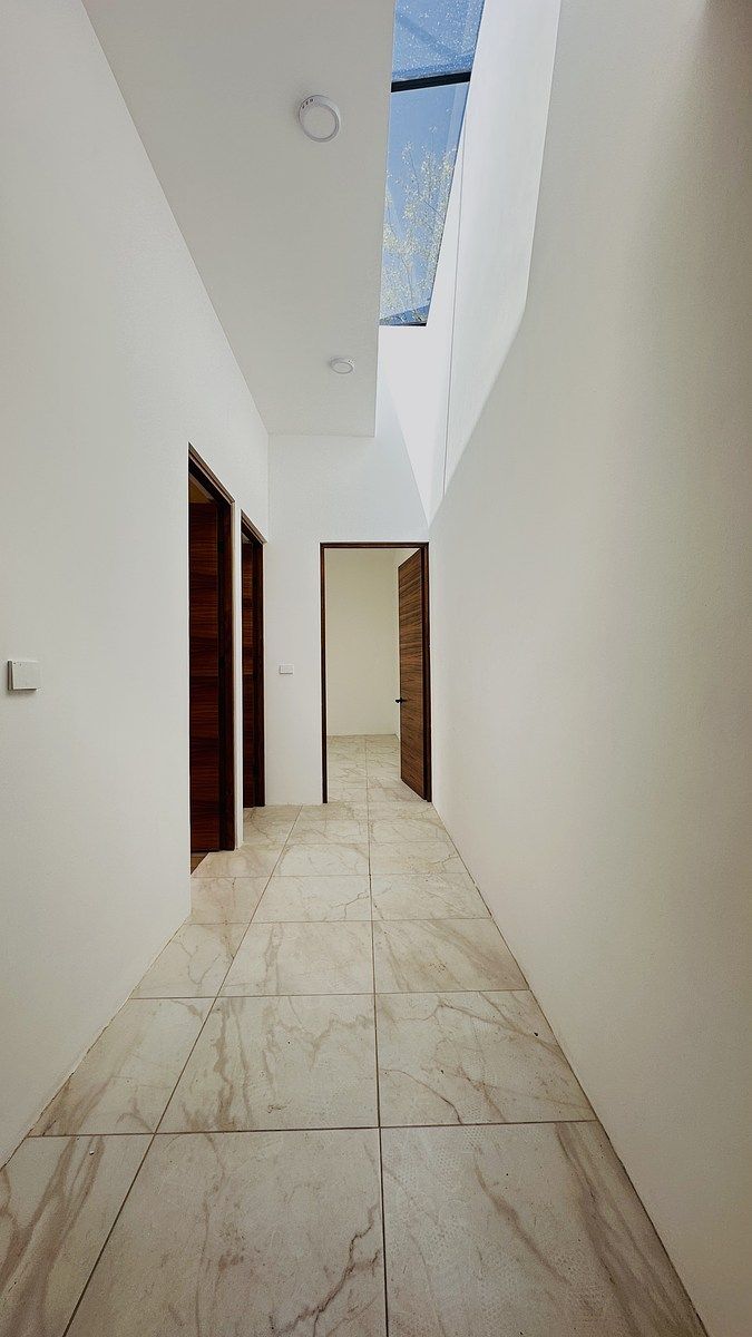16 of 36: Pasillo con cubo de luz de vidrio templado
