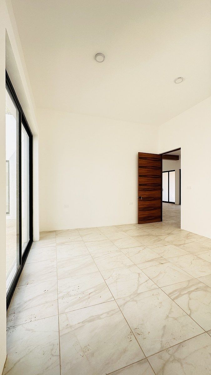 22 of 36: Recámara principal con acceso directo de área comedor