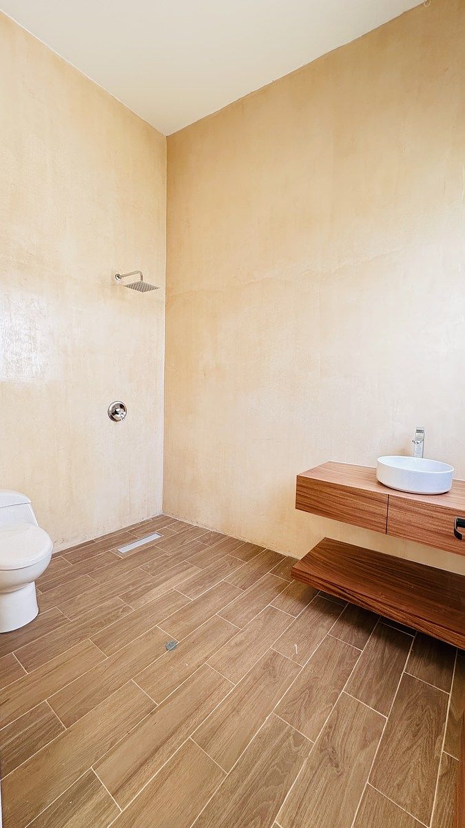 27 of 36: Baño completo compartido