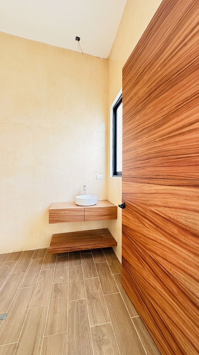 8 of 36: Medio baño con acceso de sala - comedor