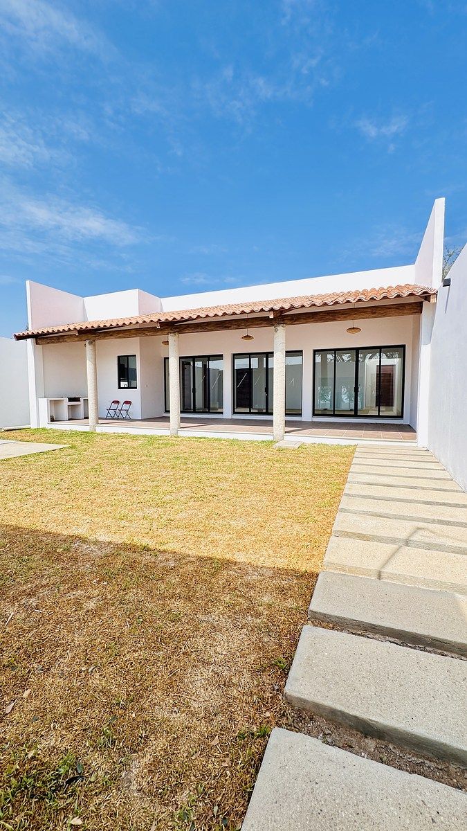 Frente de la casa con 95m2 de jardín, foto 35 de 36