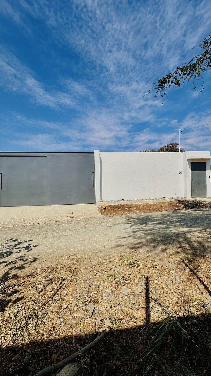 36 of 36: Fachada con portón eléctrico doble