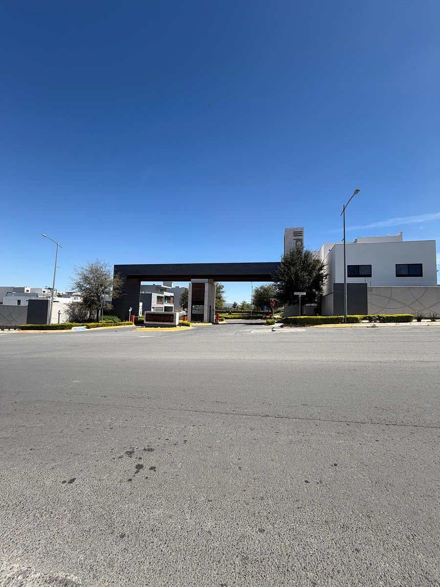 2 de 11: Acceso fraccionamiento, amplia avenida.